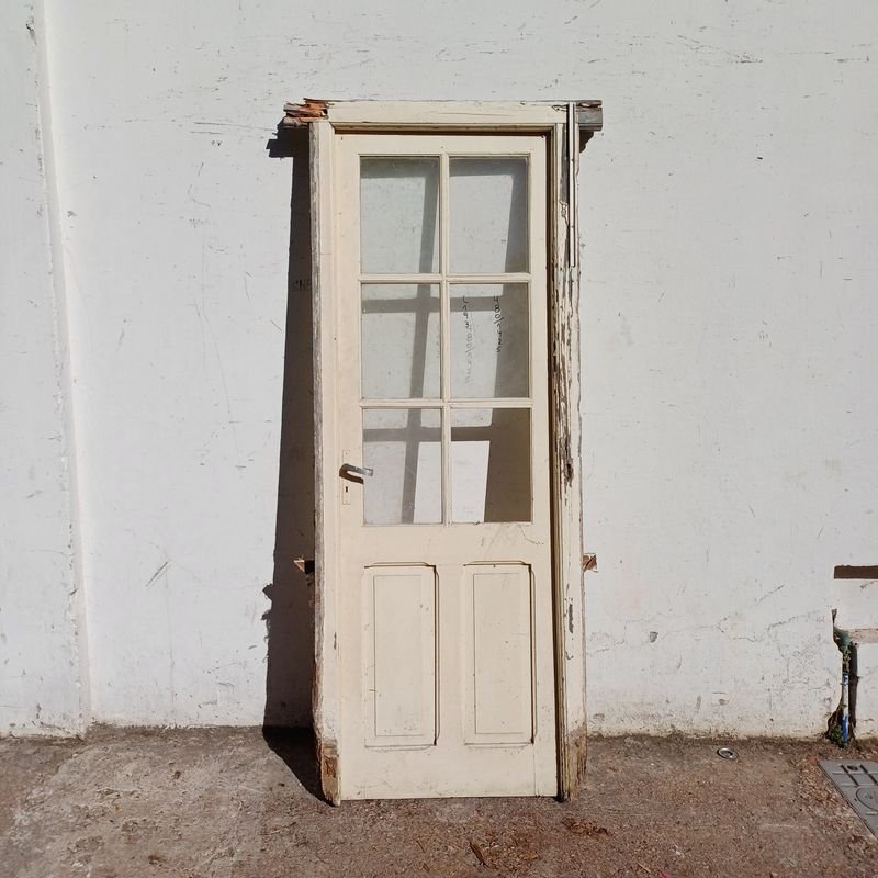 Lote siguiente: Puerta de tablero en cedro con vidrios estilo colonial y marco de pinotea