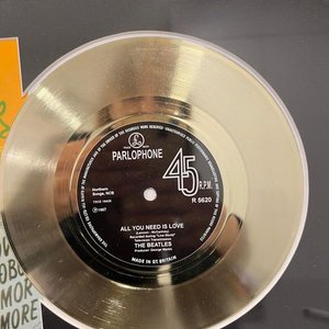 Cuadro The Beatles con Disco de Oro "All You Need Is Love" y Certificado - imagen 3