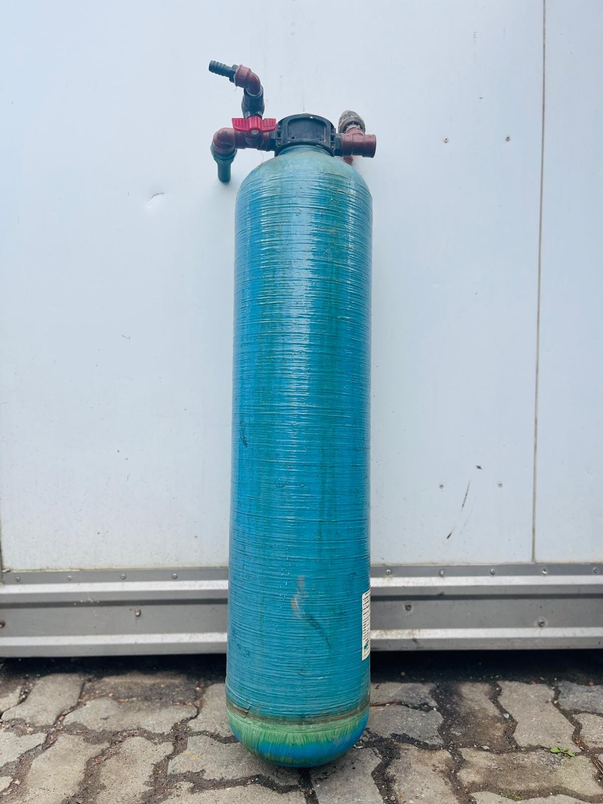 Tanque Hidroneumático de Fibra de Vidrio con Canillas 95x24cm
