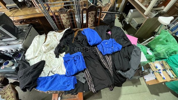 Lote de Ropa Deportiva y Textiles Varios