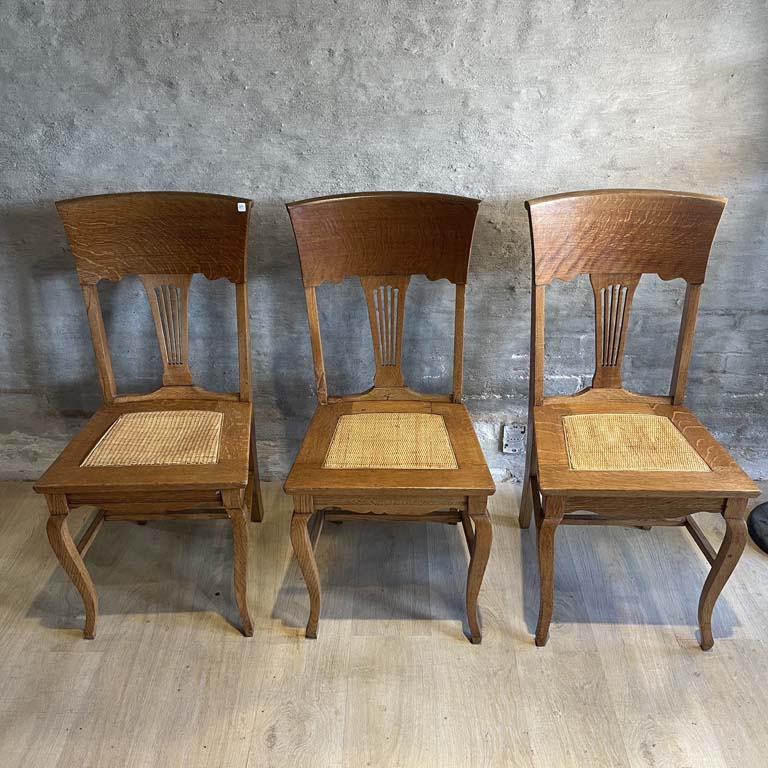 Lote siguiente: Tres Sillas de Roble con Asiento de Rattán - Medidas: 45x40x95cm