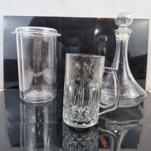 Lote siguiente: L 286 - Set De 3 Piezas - Practico set de cristaleria de bar con hielera, jarra cervecera labrada y elegante botella decantadora con tapon