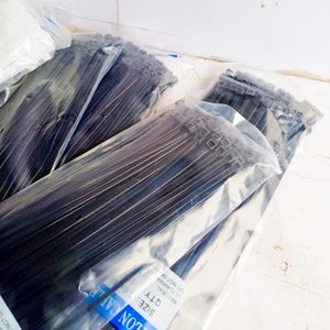 10 Paquetes de 100 Precintos de Nylon Negro y Blanco 30x40 cm - imagen 2