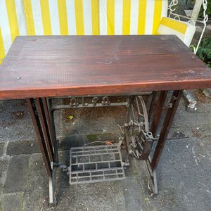 Mesa Moderna con Base de Máquina de Coser Singer Antigua - imagen 2