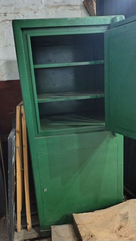 Caja Fuerte en Hierro con Estantes y Doble Puerta - imagen 3