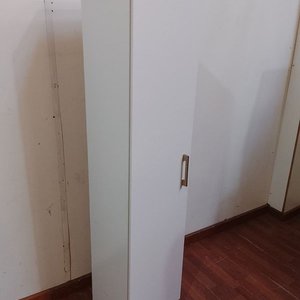 Mueble Auxiliar Blanco Tipo Escobero con Tirador de Madera Clara - imagen 2