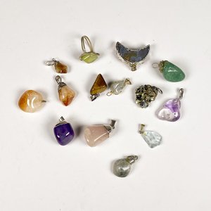 Lote siguiente: Lote de Catorce Colgantes de Piedras Naturales Variadas