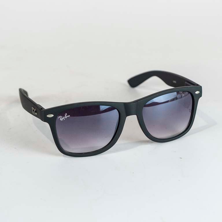 Lote siguiente: Lentes de sol Ray Ban negras con lentes moradas