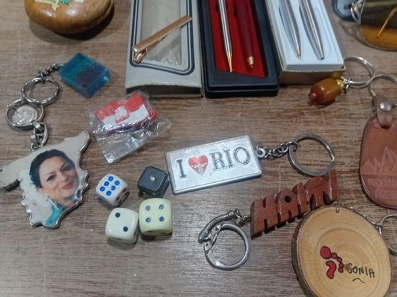 Colección de llaveros, lentes, encendedor y lapiceras - imagen 4