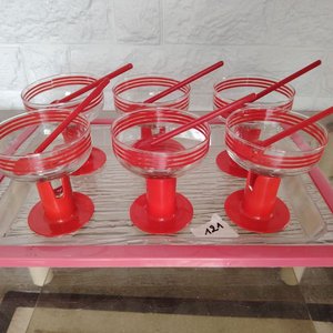 Set de 6 Copas de Vidrio con Cucharitas y Bandeja Acrílica Roja - imagen 4