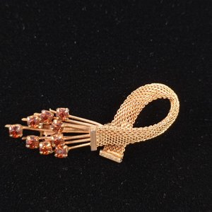 Dos Prendedores Dorados Estilo Lazo con Cadenas, Perlas y Piedras - imagen 5