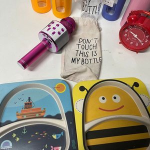 Micrófono Bluetooth Rosa, 7 Platos Infantiles, 2 Botellas y Reloj Despertador Rojo - imagen 7