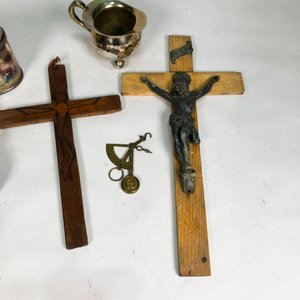 Lote de Adornos Religiosos y Objetos Vintage: Cruz, Caja Alhajera, Jarrita y Más - imagen 6