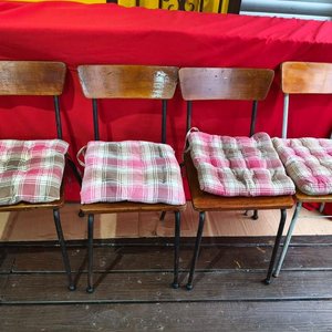 Mesa de madera con 4 sillas y almohadones - imagen 5