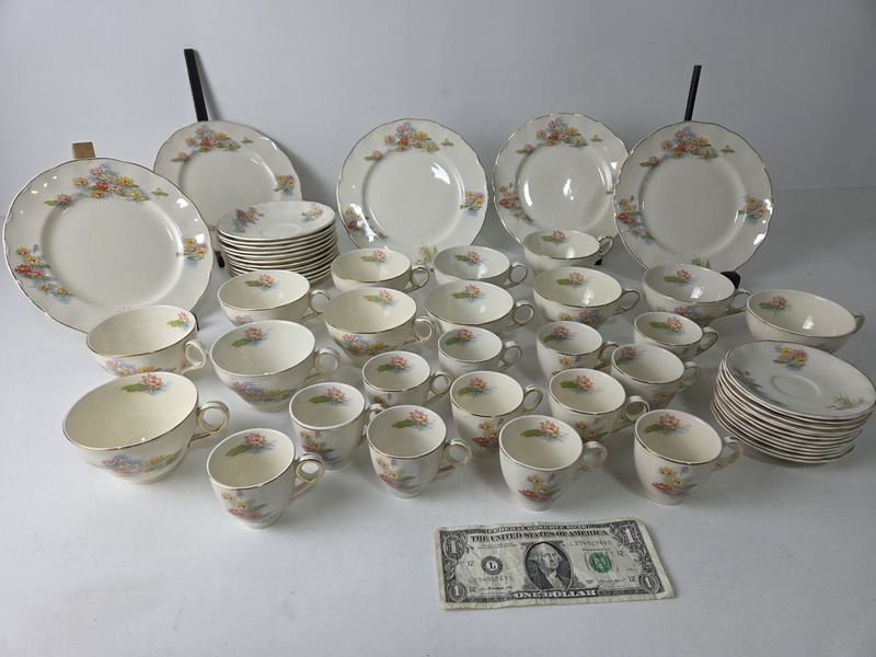 Lote anterior: Colección de tazas y platos de loza inglesa con patrón floral