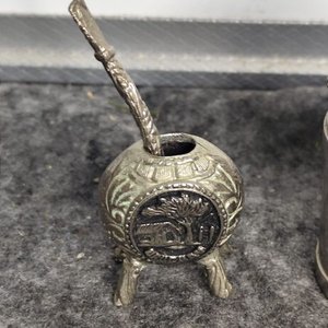 Lote de 3 Piezas Decorativas: Tarro Lechero Metálico, Bombilla y Campana de Cobre - imagen 3