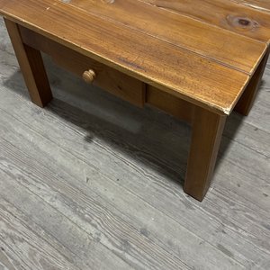 Lote siguiente: Mesa Ratona De Madera Con Cajón