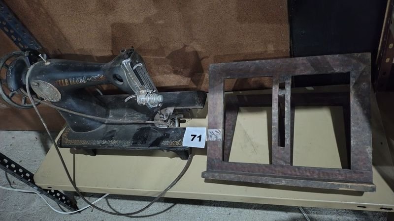 Lote siguiente: Máquina de coser antigua y porta retrato de madera grande