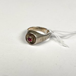 Anillo de Plata con Piedra Roja Estilo Clásico - imagen 2