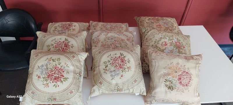 Lote siguiente: Lotes de almohadones coloridos en buen estado