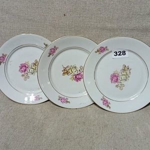 Lote siguiente: Juego de Tres Platos Blancos con Flores y Filetes Dorados