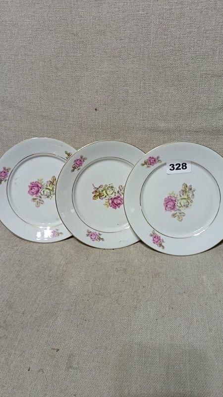 Juego de Tres Platos Blancos con Flores y Filetes Dorados