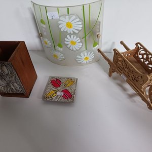 Lote de Adornos: Aplique de Pared con Flores, Carretilla Decorativa y Portalápices - imagen 1