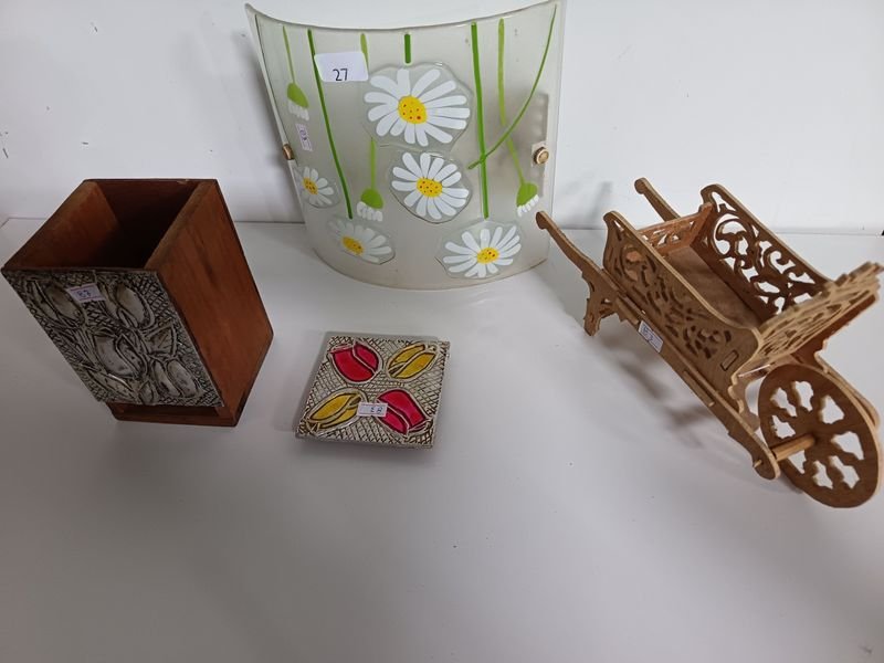 Lote de Adornos: Aplique de Pared con Flores, Carretilla Decorativa y Portalápices