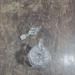 Decantador de Vidrio Transparente con Asa y Tapón Decorado - imagen 4