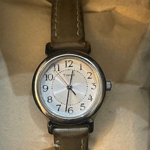 Reloj Timex Clásico con Esfera Nacarada y Correa de Cuero - imagen 2