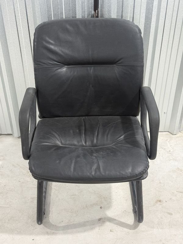 Silla de Oficina Tapizada en Cuero Negro con Estructura Metálica
