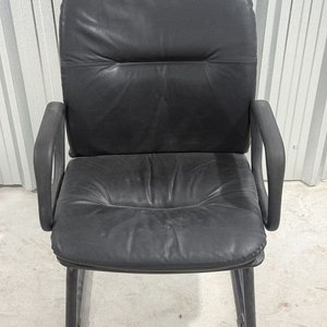 Lote anterior: Silla de Oficina Tapizada en Cuero Negro con Estructura Metálica