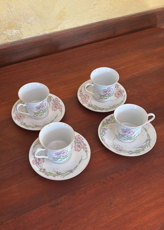 Juego de Tazas y Platos de Porcelana con Patrón Floral - imagen 3