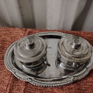 Lote siguiente: Bandeja Ovalada con Dos Azucareros y Cucharas de Acero Inoxidable