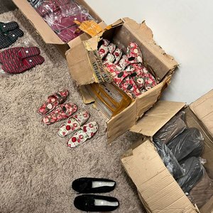 Lote de Más de 60 Pares de Pantuflas y Mocasines Variados - imagen 10