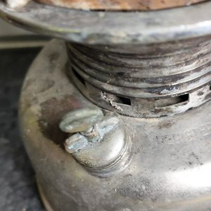 Farol Antiguo Grande de Metal con Detalles a la Vista - imagen 3