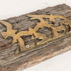 Portallaves de Bronce y Madera con Diseño de Aves - imagen 2