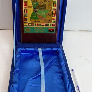 Placa Conmemorativa Mapa Angola MONUA 1997/1998 con Estuche Original - imagen 3