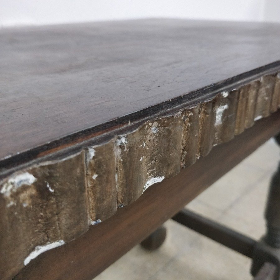 Mesa de sala en madera con patas torneadas y contorno de tapa trabajado en relieves - imagen 4