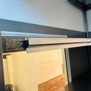 Lote #031 – Estante de acero inoxidable de alto calibre con tres estantes marca Abylu, se amura al techo, tres estantes. Con dos comanderas – 180x42x178cm - imagen 2