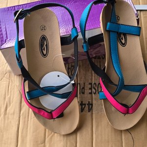 Lote siguiente: Par de Sandalias Mujer