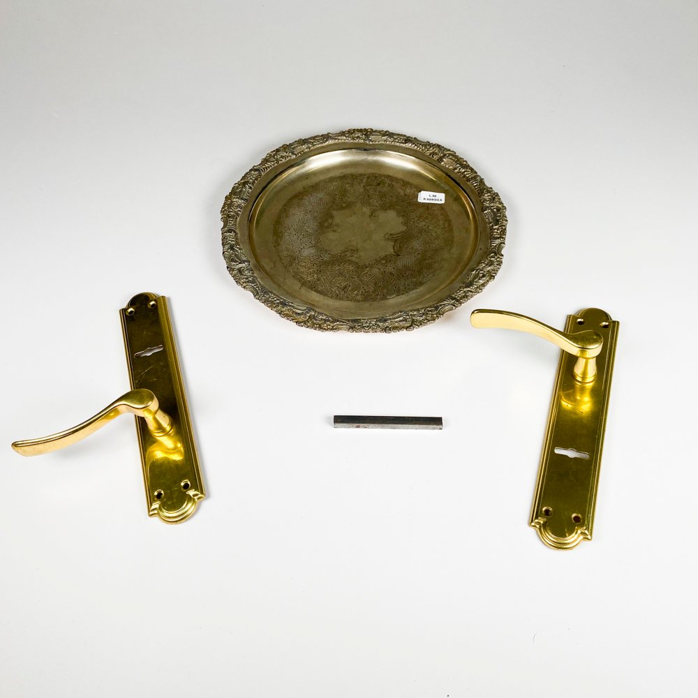 Lote siguiente: Bandeja de metal y accesorios de bronce