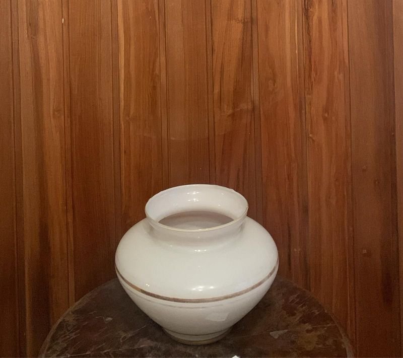 Centro de Mesa Vidrio Opalino Blanco con Detalles Dorados