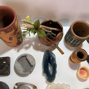 Lote de Adornos Varios: Ceniceros, Bandejas Tejidas y Más - imagen 4