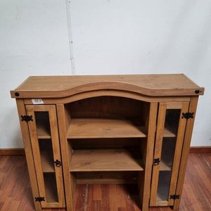 Lote anterior: L 963 - Importante aparador o mueble aéreo en madera con puertas vitrina y estantes centrales (Medidas 110x32x101cm)