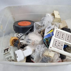 Lote Surtido de Ferretería: Herrajes, Llaves, Material Eléctrico y Bombita Cemco - imagen 3