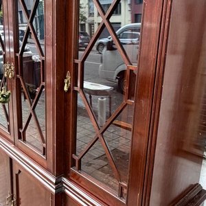 Gran Aparador Inglés de Madera Oscura con Puertas y Estantes - imagen 5