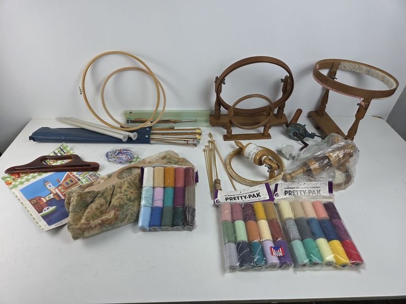 Gran lote de accesorios para costura y tejido