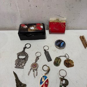 Lote siguiente: Lote de Llaveros Coleccionables con Diseños Variados