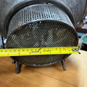 Molinillo de Legumbres Antiguo de Metal con Manivela y Empuñadura de Madera - imagen 7